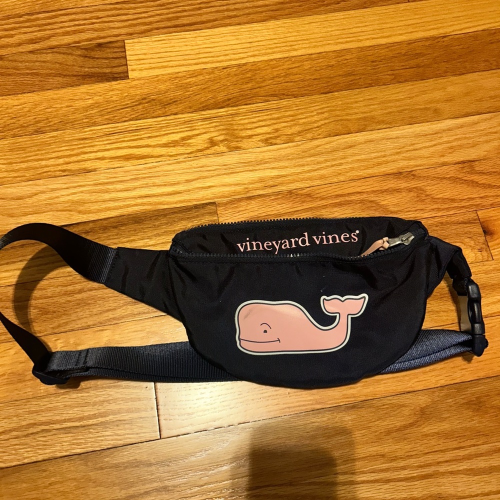 Vineyard Vines Fanny pack never been used great condition